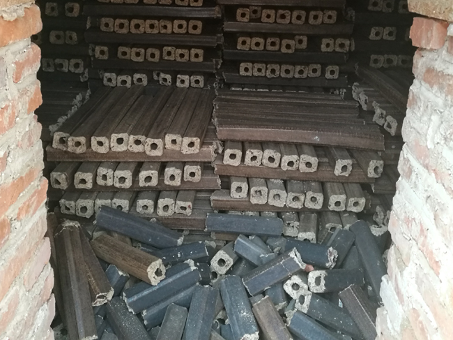 機制木炭入窯作業